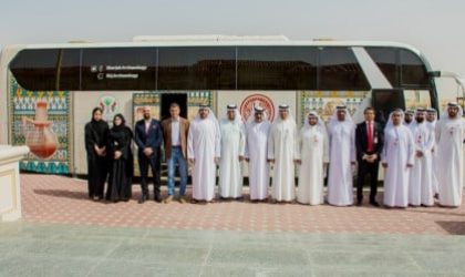الآثار تجوب الشارقة في «حافلة التراث»
